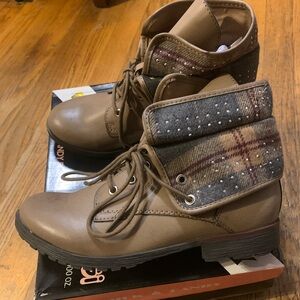 Chic Tan Ankle Boots with Plaid Cuff